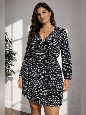 H&M Black & White Print Dress | Size 8 | long Sleeve V-Neck Mini Dress